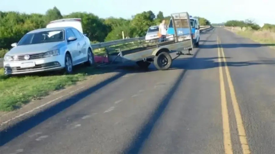 Gualeguaychú: un tráiler se desprendió de una camioneta y mató a una mujer que estaba sentada en la banquina