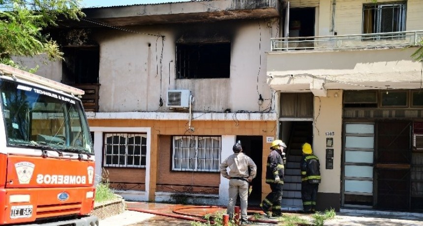 Un incendio destruyó una vivienda y Bomberos evitó que el fuego se propague a casas vecinas