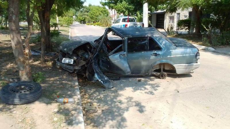 Clorinda: En estado de ebriedad un conductor chocó un árbol