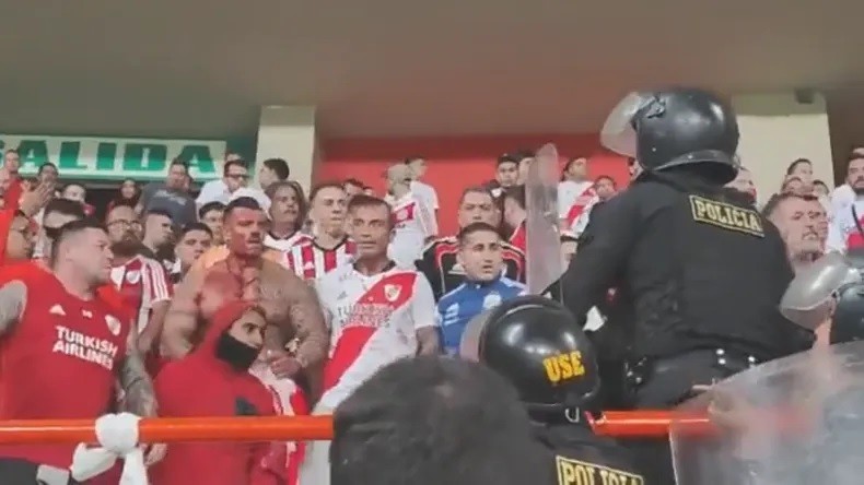 Video: batalla campal entre la barra de River y la policía de Perú en pleno partido de Libertadores