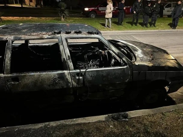 Incendiaron el auto de la pareja del denunciante de L-Gante