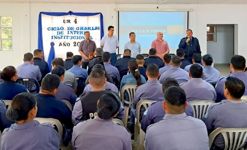 La Policía brindó charlas para ganar eficiencia en el servicio a la comunidad