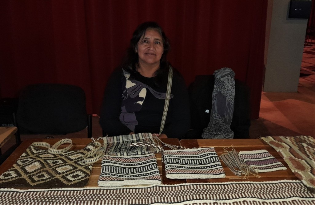 Artistas originarios de Formosa en feria de artesanía aborigen