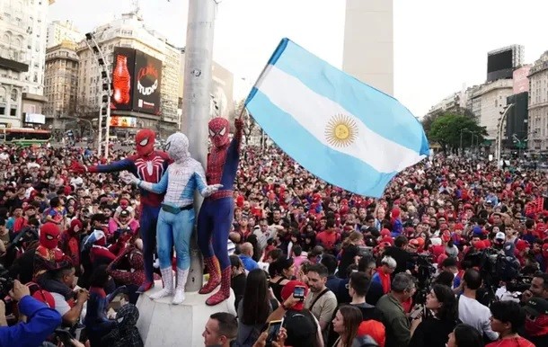 Spiderman copó el Obelisco: Buenos Aires rompió el récord mundial de disfrazados del Hombre Araña